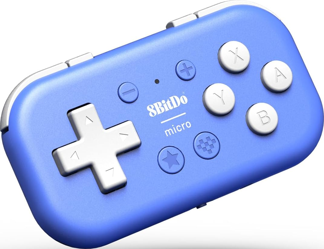 Un gamepad Bluetooth blu 8BitDo Micro con pulsanti bianchi e D-pad.