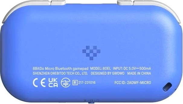 Il retro di un gamepad Bluetooth 8BitDo Micro blu con testo e icone di certificazione.