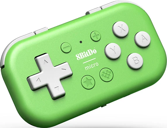 Un gamepad Bluetooth 8BitDo Micro verde compatto con pulsanti bianchi e una croce direzionale su sfondo bianco.