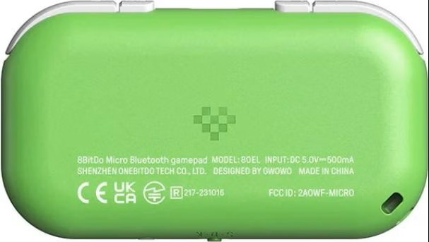 Retro di un gamepad Bluetooth verde 8BitDo Micro con testo e simboli.