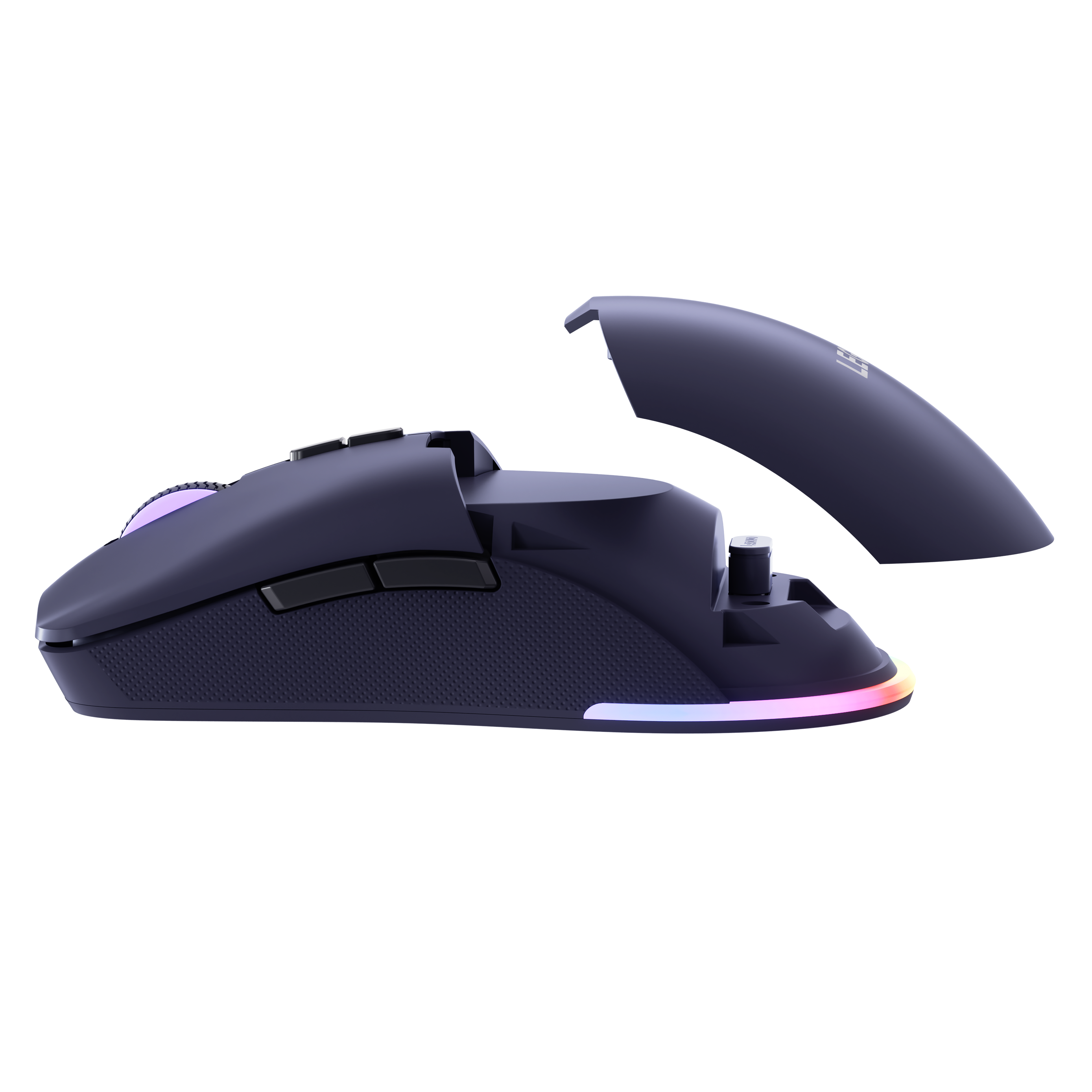 Un ratón de juego negro con cubierta extraíble e iluminación RGB sobre fondo negro.