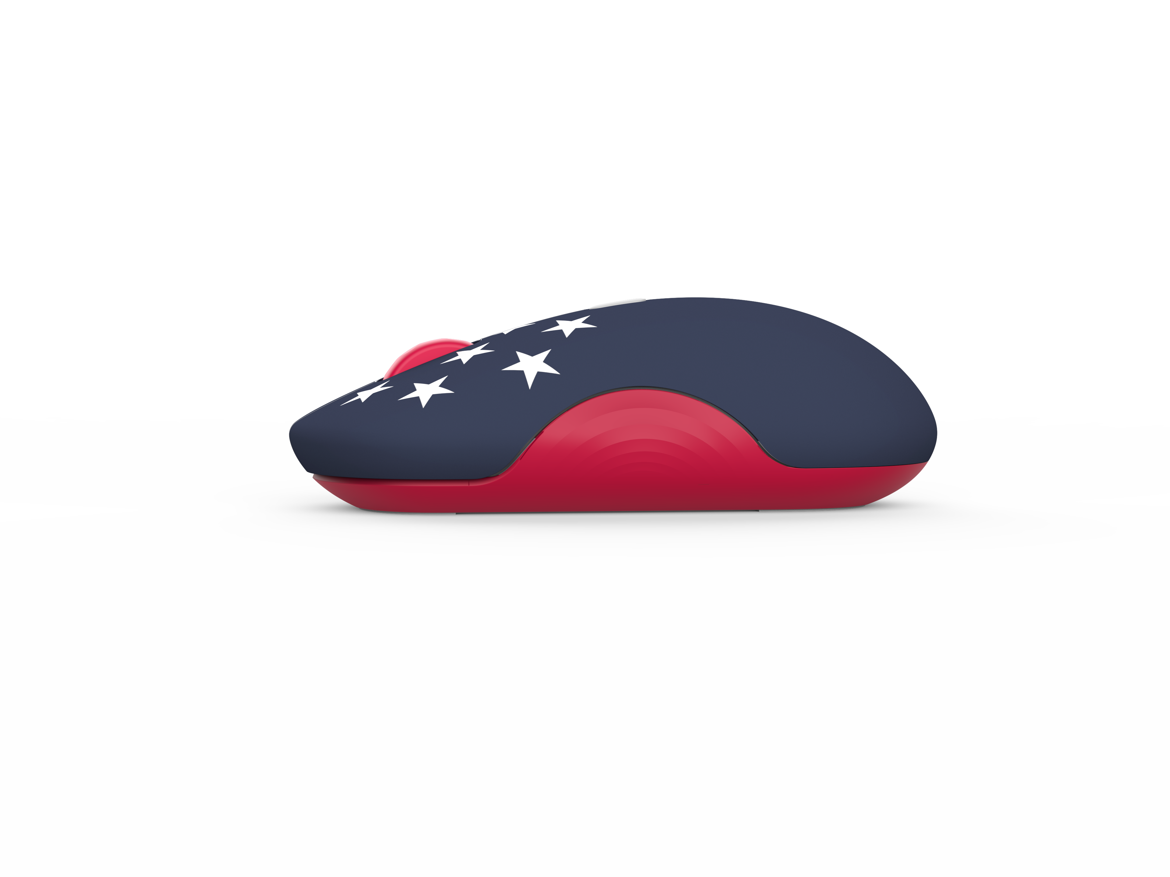 Un ratón de ordenador azul y rojo decorado con estrellas blancas, sobre fondo negro.