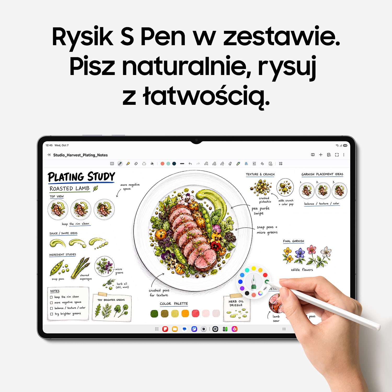 Ręka rysuje rysikiem danie z jagnięciny na tablecie z otwartymi notatkami.