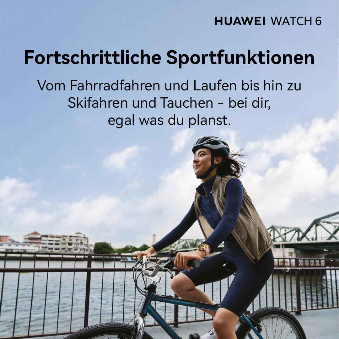 Eine Frau mit Helm fährt an einer Uferpromenade Fahrrad und trägt eine Smartwatch vor wolkigem Himmel.