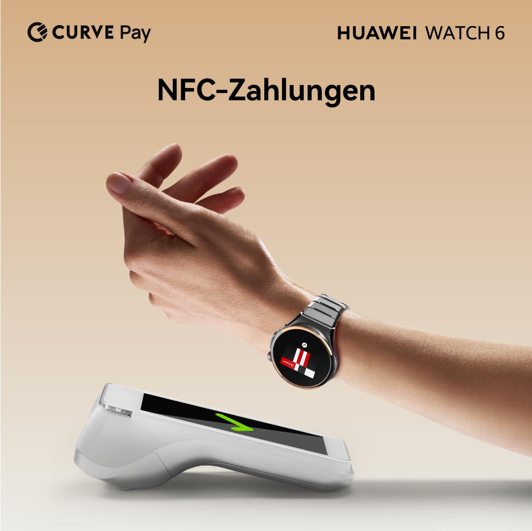Hand mit Huawei Watch 6 macht eine NFC-Zahlung an einem Kartenlesegerät vor beigeem Hintergrund.