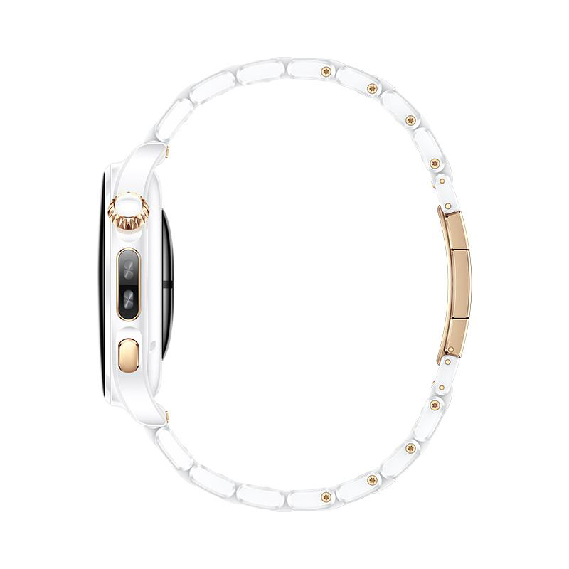 Eine weiße Smartwatch mit goldenen Akzenten und einem Gliederarmband auf weißem Hintergrund.