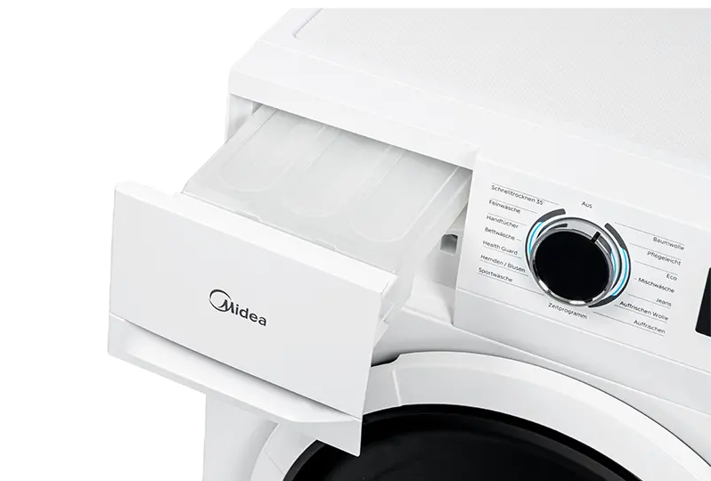 Weiße Midea Waschmaschine mit geöffnetem Waschmittelbehälter und Bedienfeld.