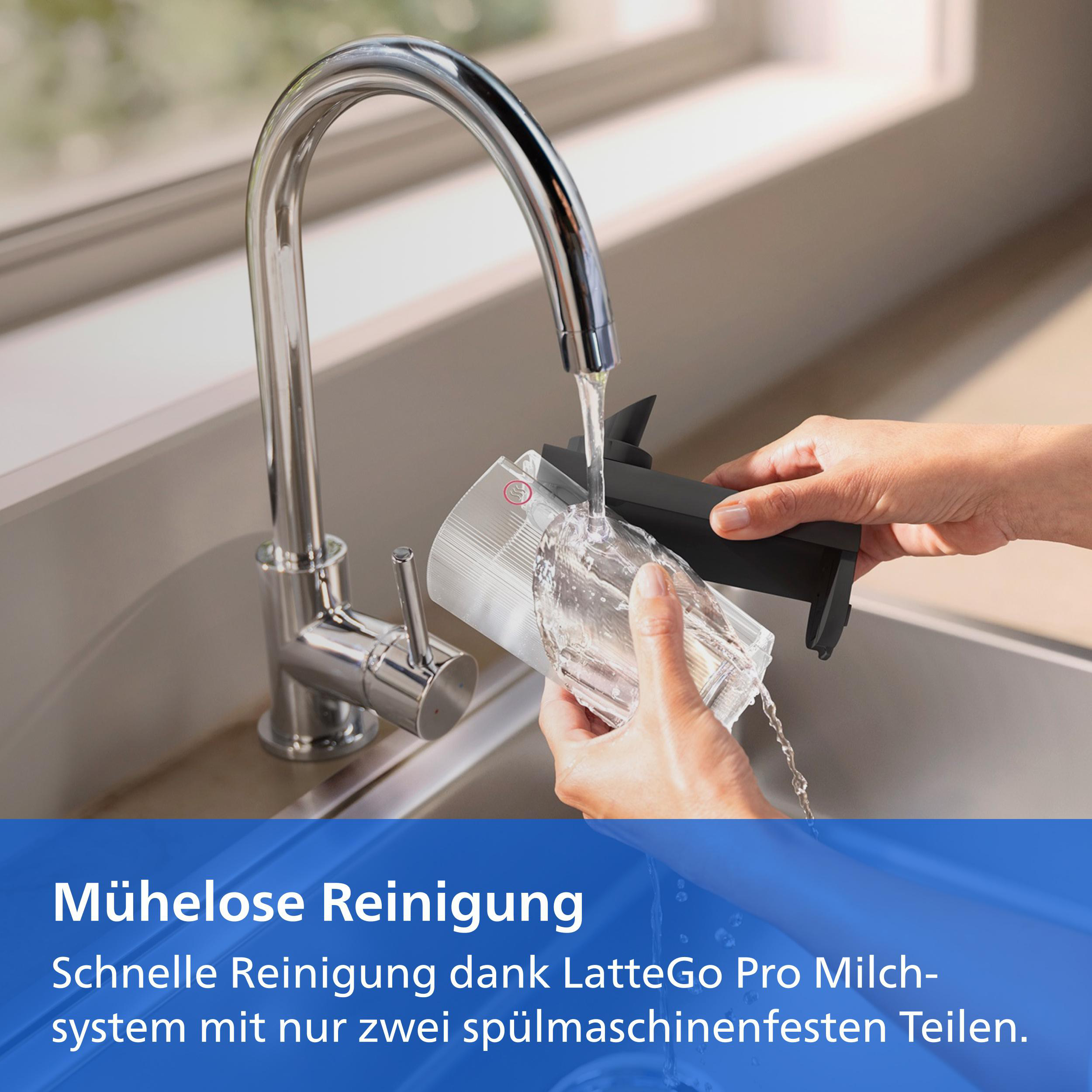 Hände spülen ein LatteGo-Milchsystemteil unter einem Chrom-Küchenwasserhahn.