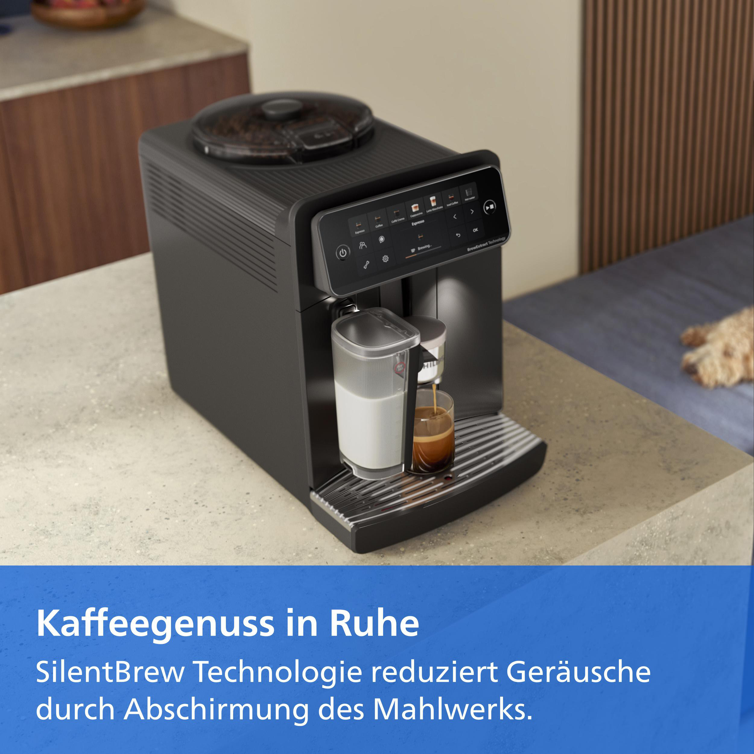 Ein schwarzer Kaffeevollautomat steht auf einer Küchentheke und füllt Kaffee in ein Glas ein.