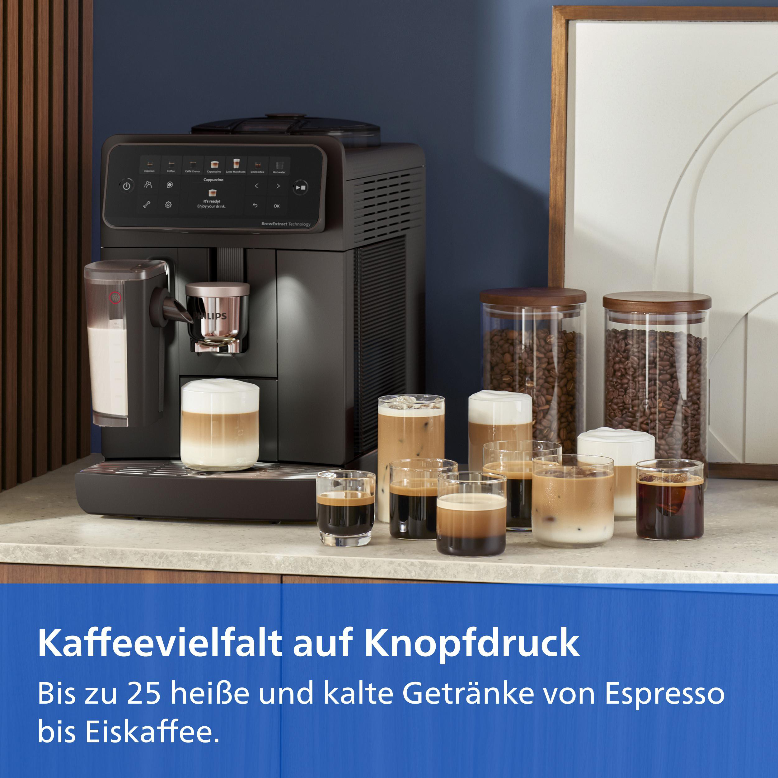 Ein Kaffeevollautomat steht auf einer Theke mit Gläsern voller Kaffeekreationen und zwei Behältern mit Kaffeebohnen.