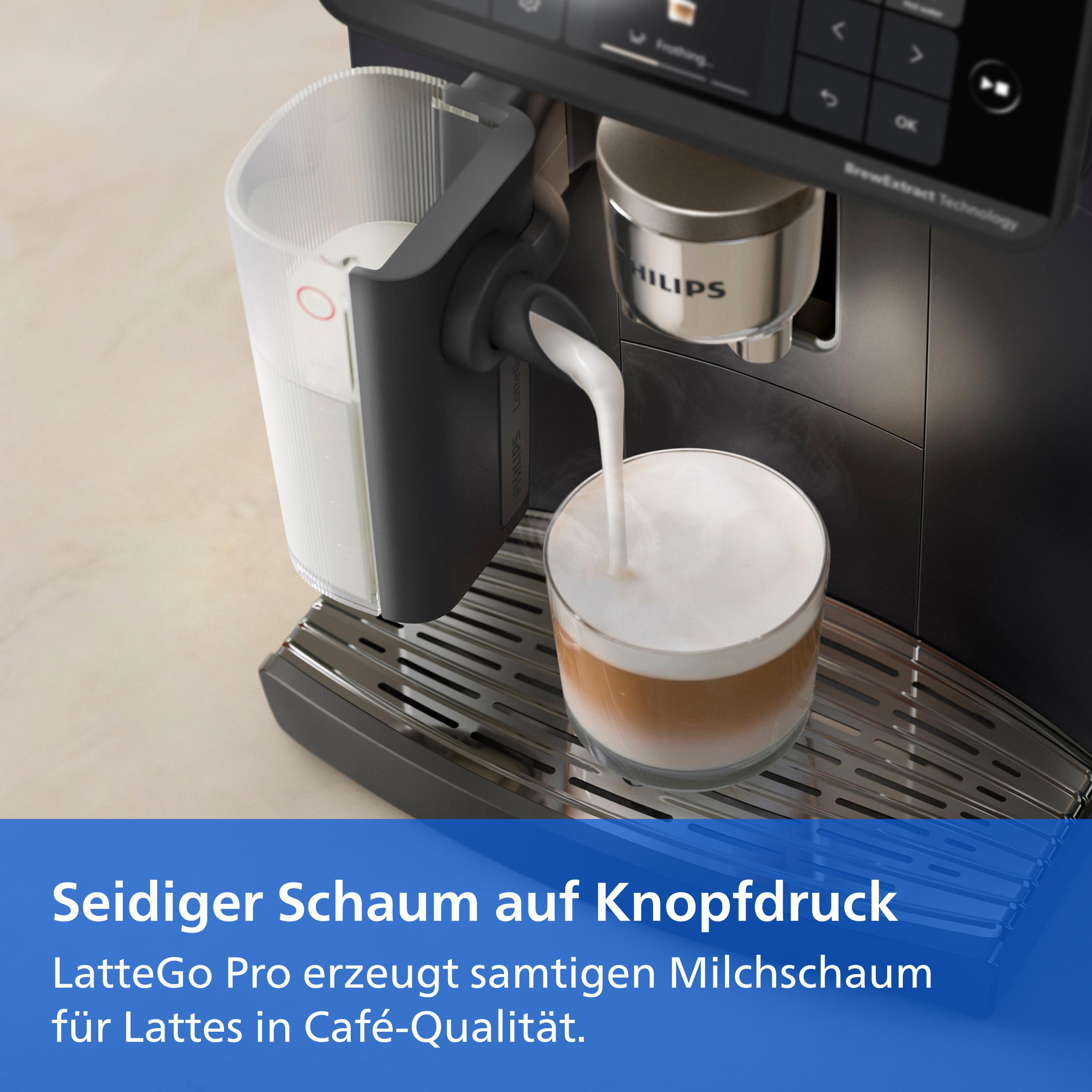 Milch fließt aus einem Philips LatteGo System in ein Glas mit schaumigem Latte Macchiato.