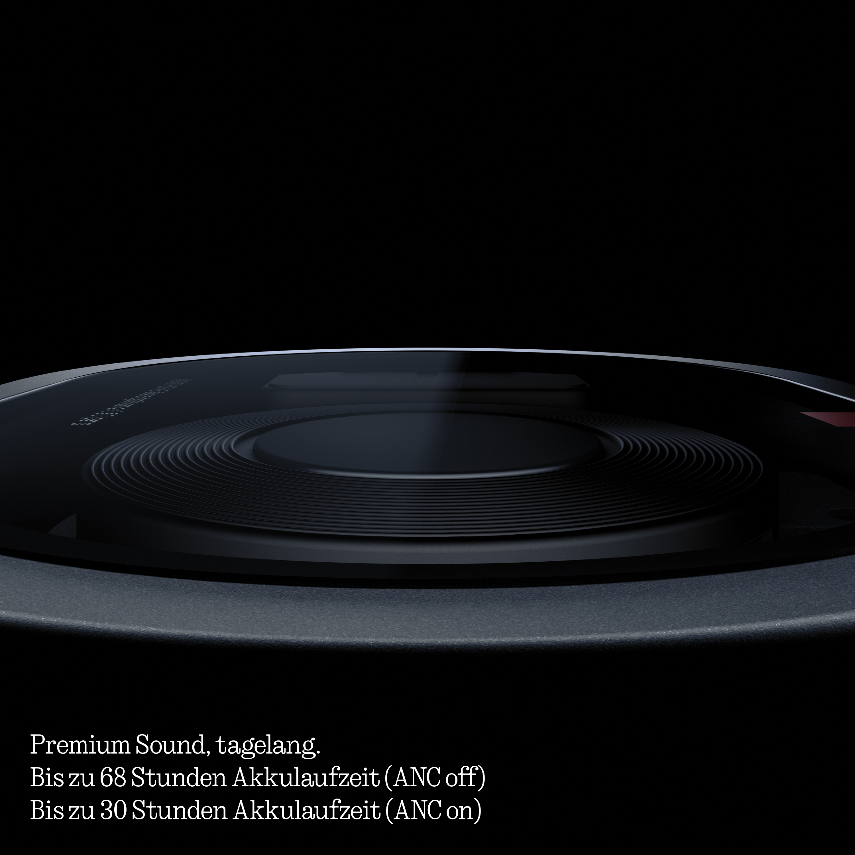 Schwarzes Audio-Gerät mit geripptem Design auf dunklem Hintergrund und Text zur Akkulaufzeit.