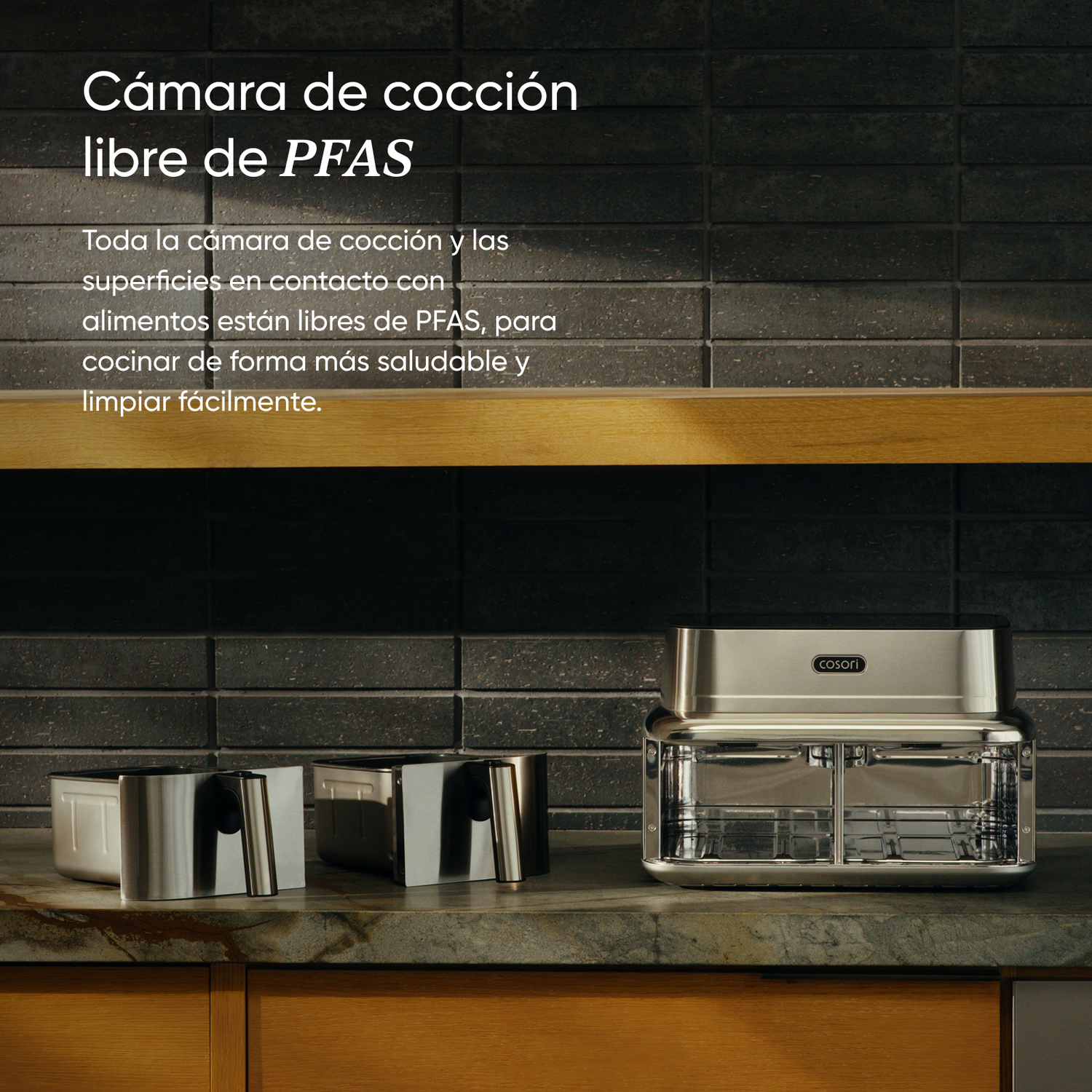 Una freidora de aire de doble cesta de acero inoxidable se encuentra en una encimera de cocina.
