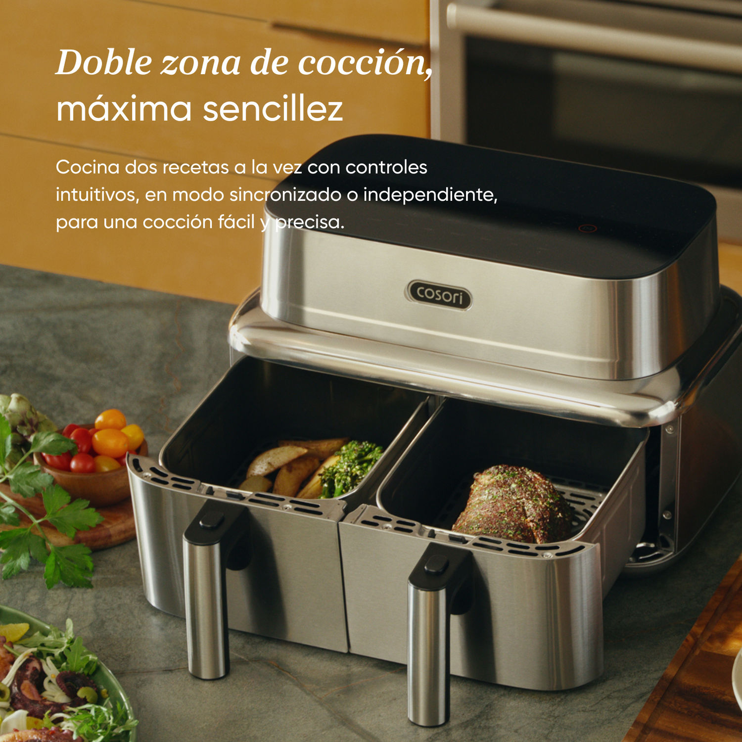 Una freidora de aire de doble cesta sobre una encimera con patatas y carne sazonada en sus cajones.