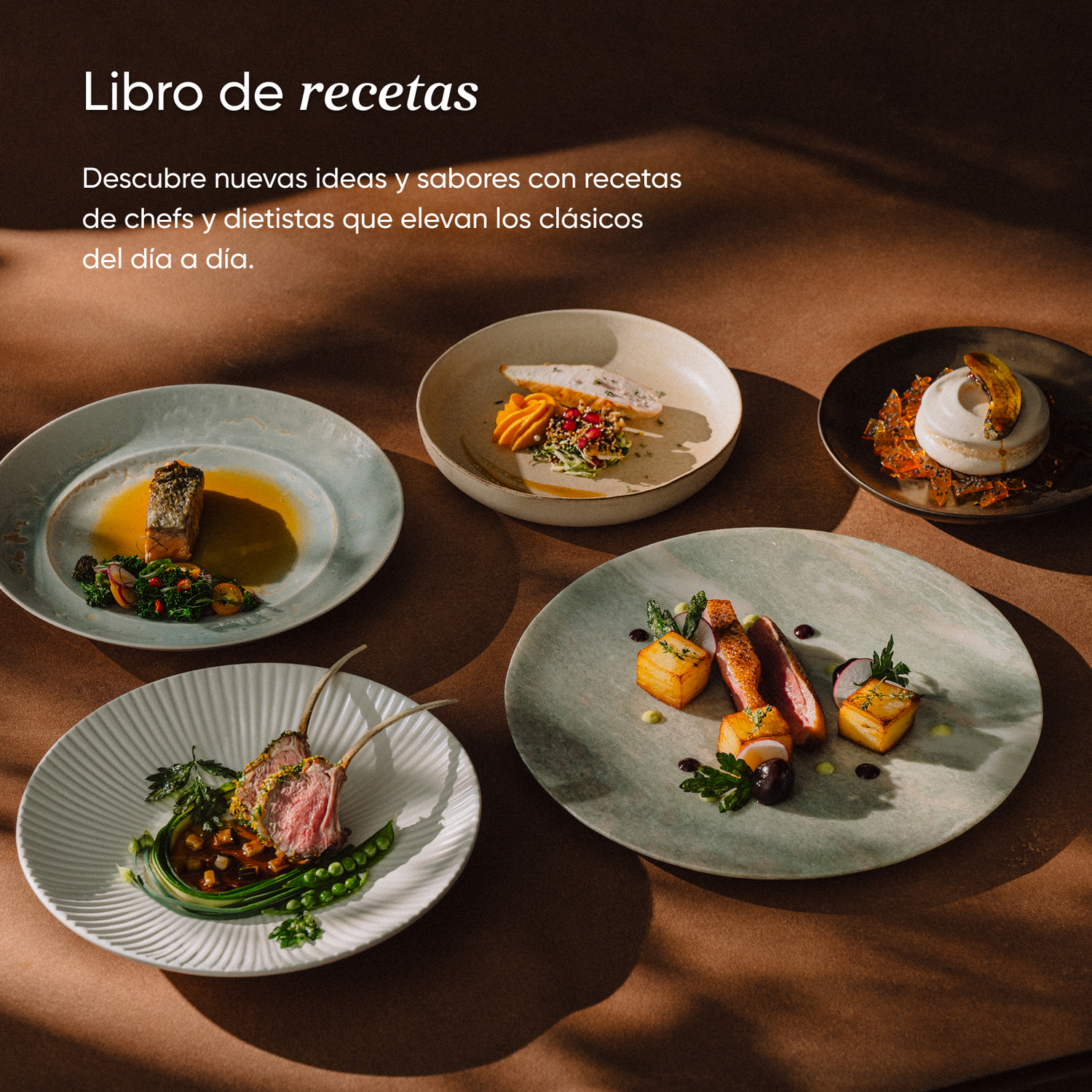 Cuatro platos gourmet de carne y pescado sobre una mesa con texto de recetas.
