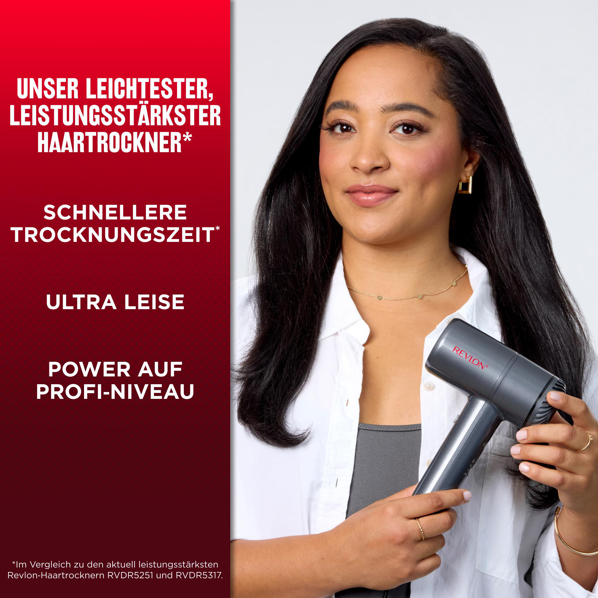 Eine Frau hält einen grauen Revlon Haartrockner, links roter Balken mit Text.