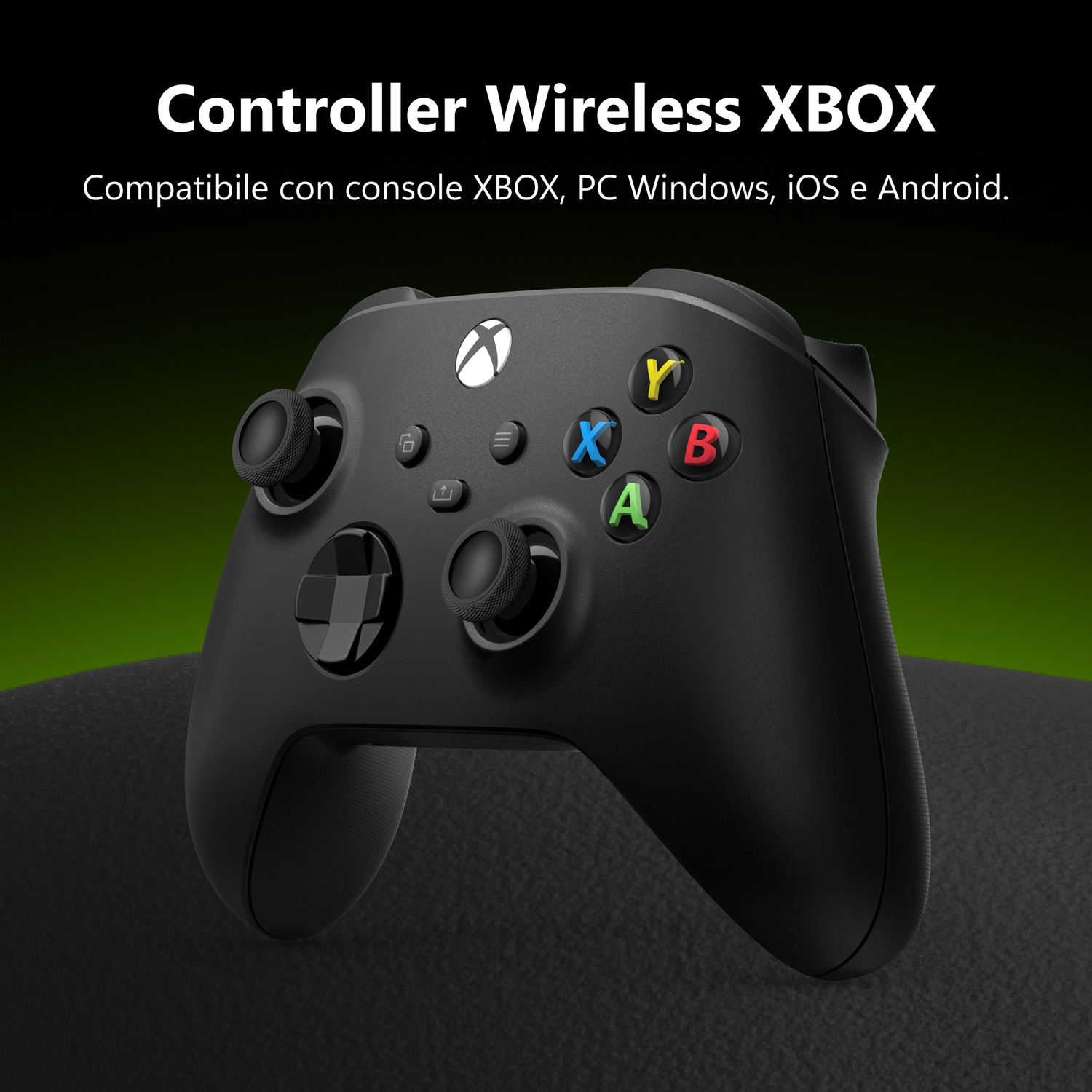 Un controller wireless Xbox nero su sfondo scuro con testo in alto.