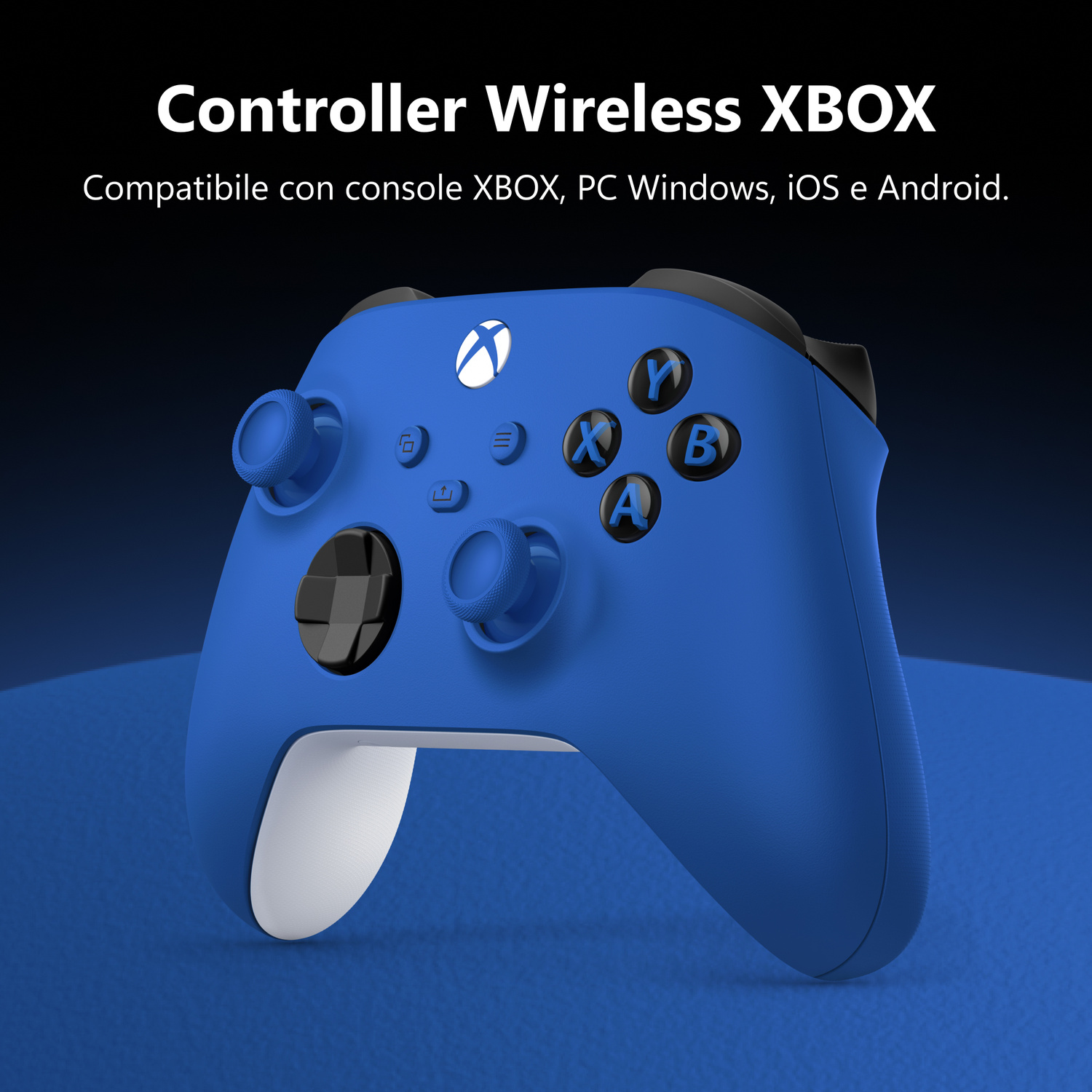 Un controller wireless Xbox blu su una superficie blu con testo sopra.