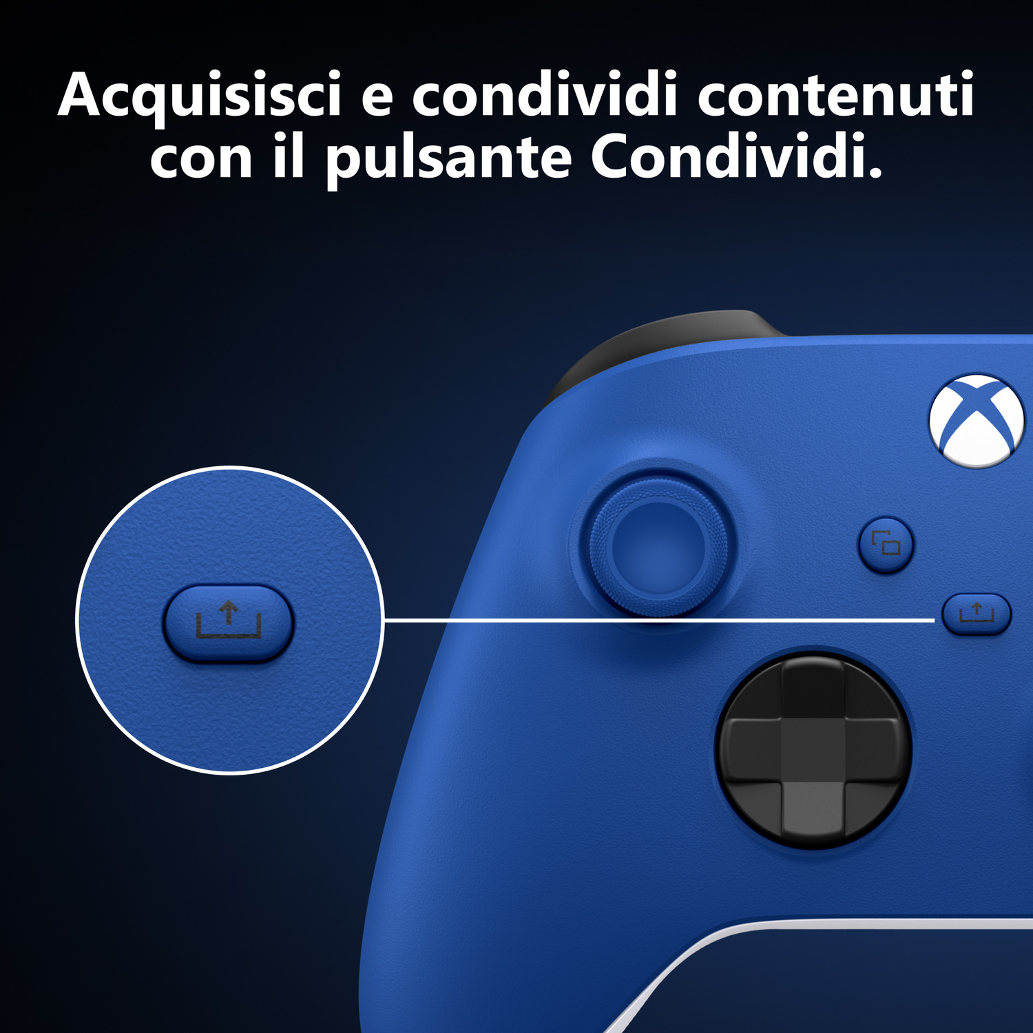 Un controller Xbox blu con un primo piano sul pulsante di condivisione e testo in italiano in alto.