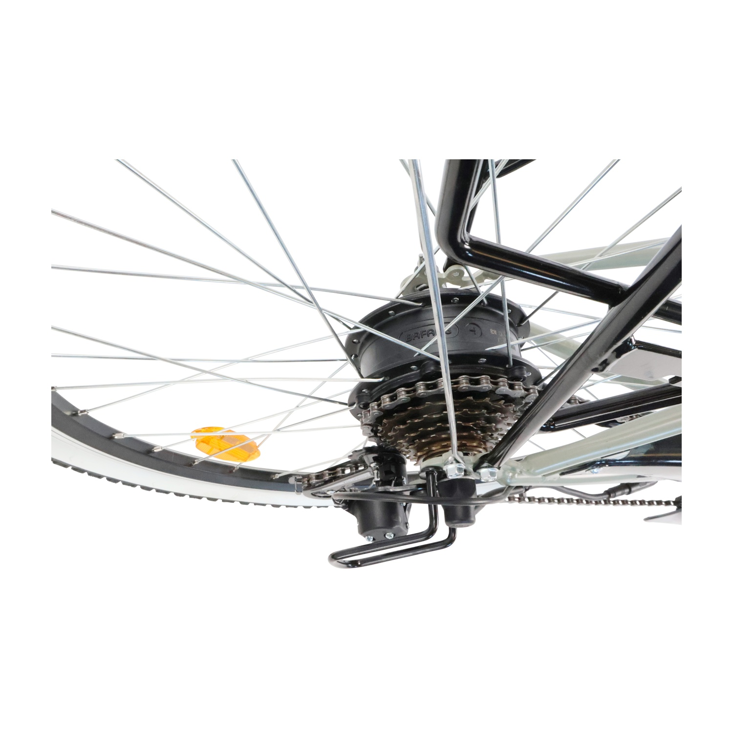 Primo piano della ruota posteriore di una e-bike con motore, pacco pignoni, catena e telaio nero su sfondo bianco.