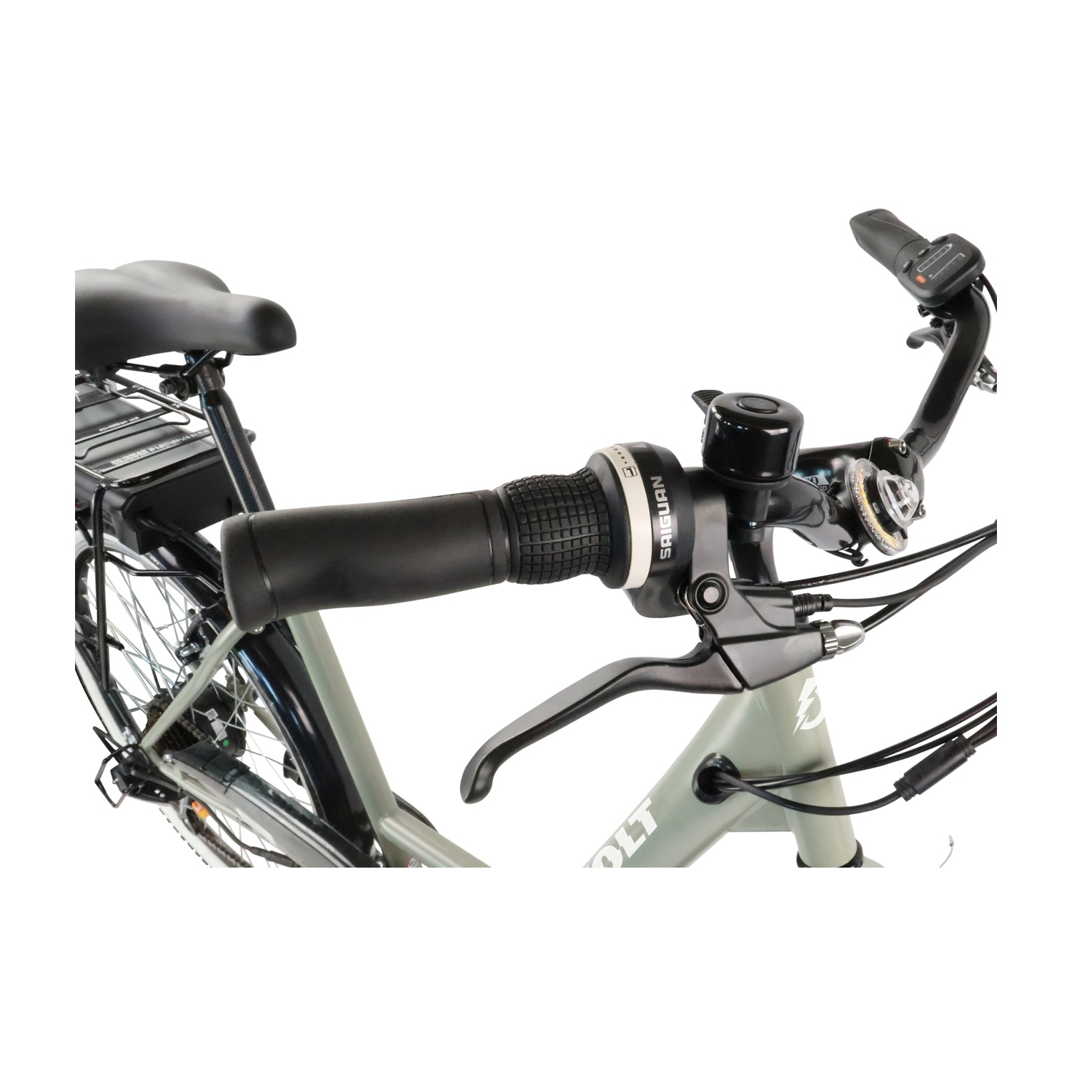 Primo piano di una e-bike argentata con manubrio nero, campanello e cambio su sfondo bianco.