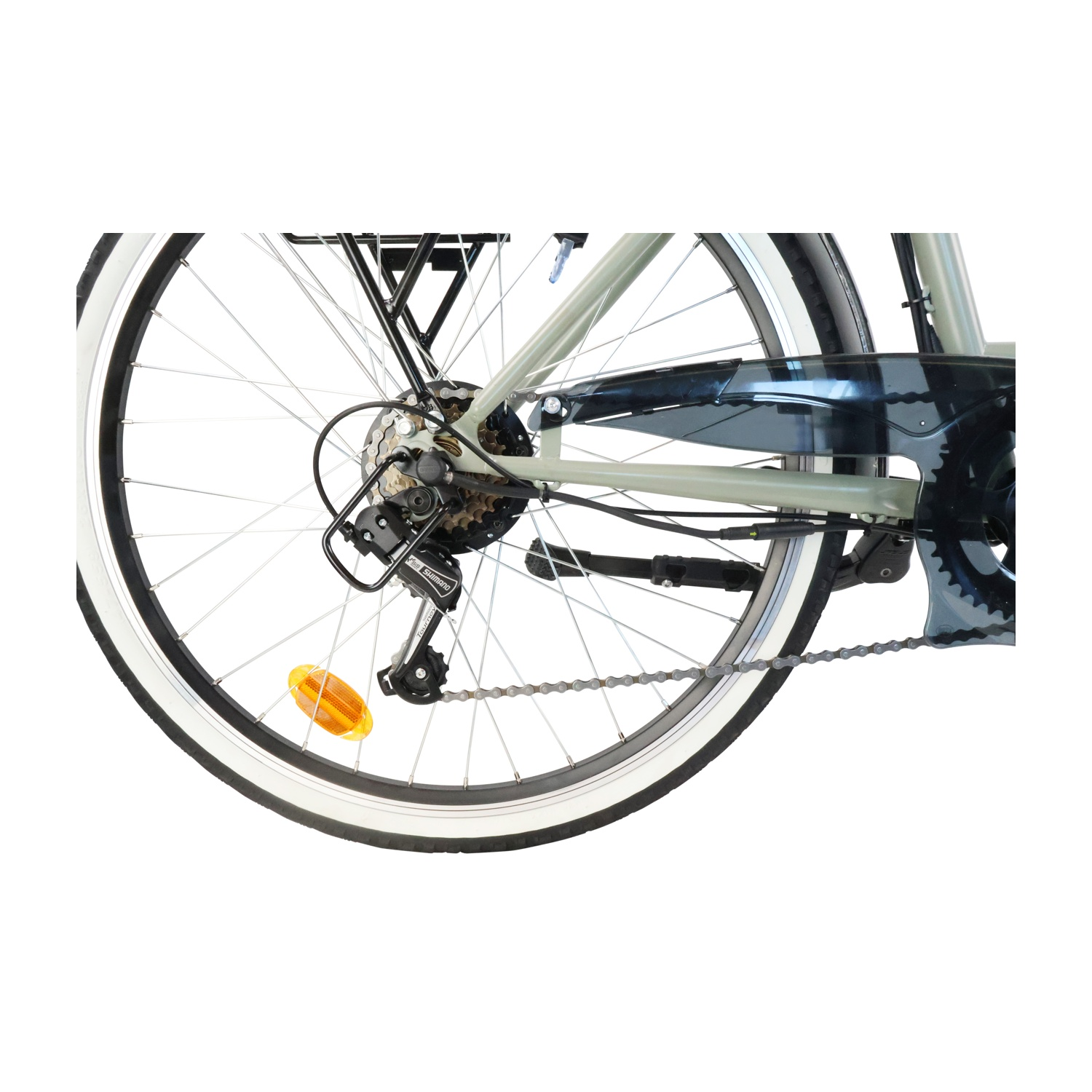 Primo piano della ruota posteriore di una bicicletta grigia con cambio, catena e carter su sfondo bianco.