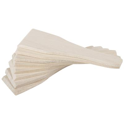 Ein Stapel flacher, heller Holzspatel liegt schräg auf weißem Hintergrund.