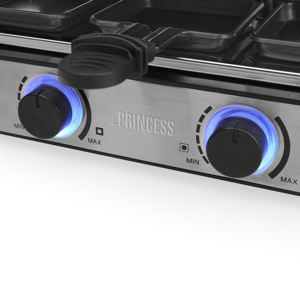 Nahaufnahme eines Princess-Raclette-Grills mit zwei schwarz-blau leuchtenden Bedienknöpfen.