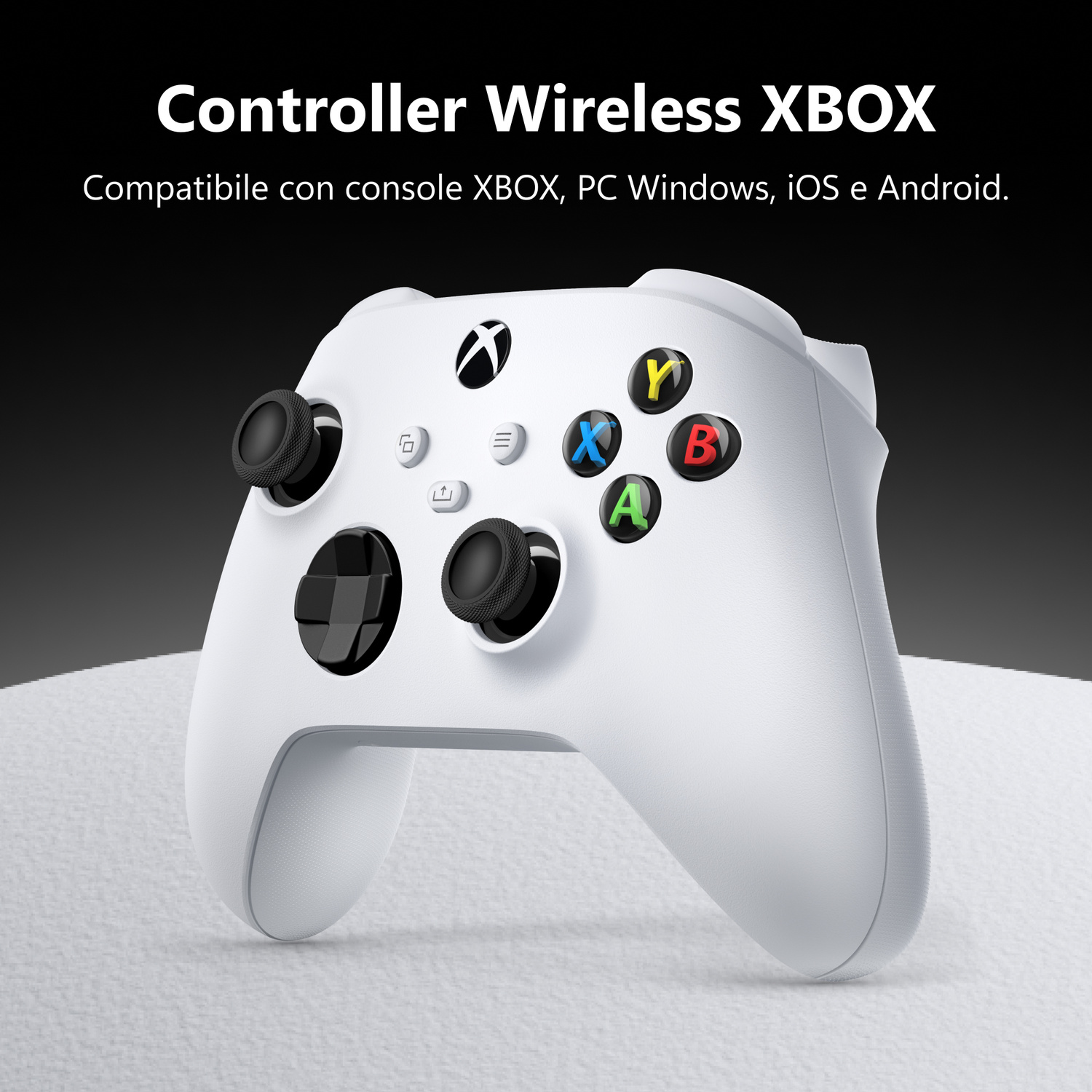 Un controller wireless Xbox bianco su una superficie chiara con testo sopra.