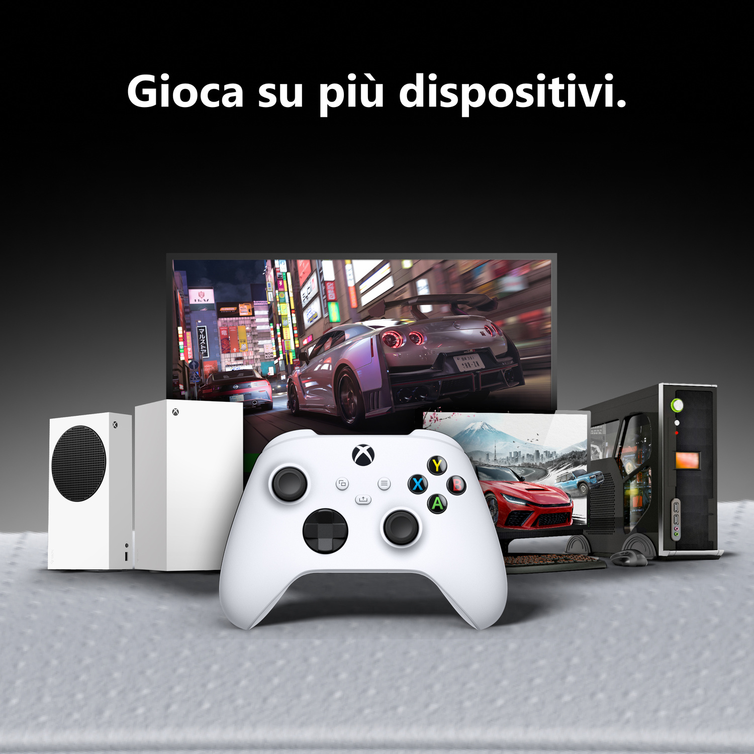 Vari dispositivi Xbox, un controller, console e schermi su sfondo nero.