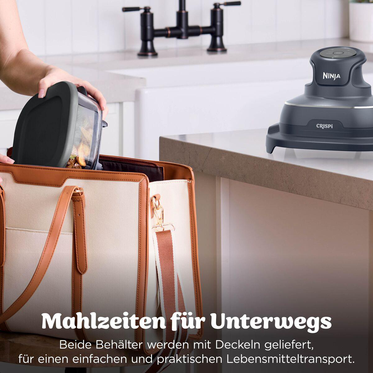 Eine Person packt einen Behälter in eine Tasche auf einer Küchenarbeitsplatte neben einem Ninja-Gerät.