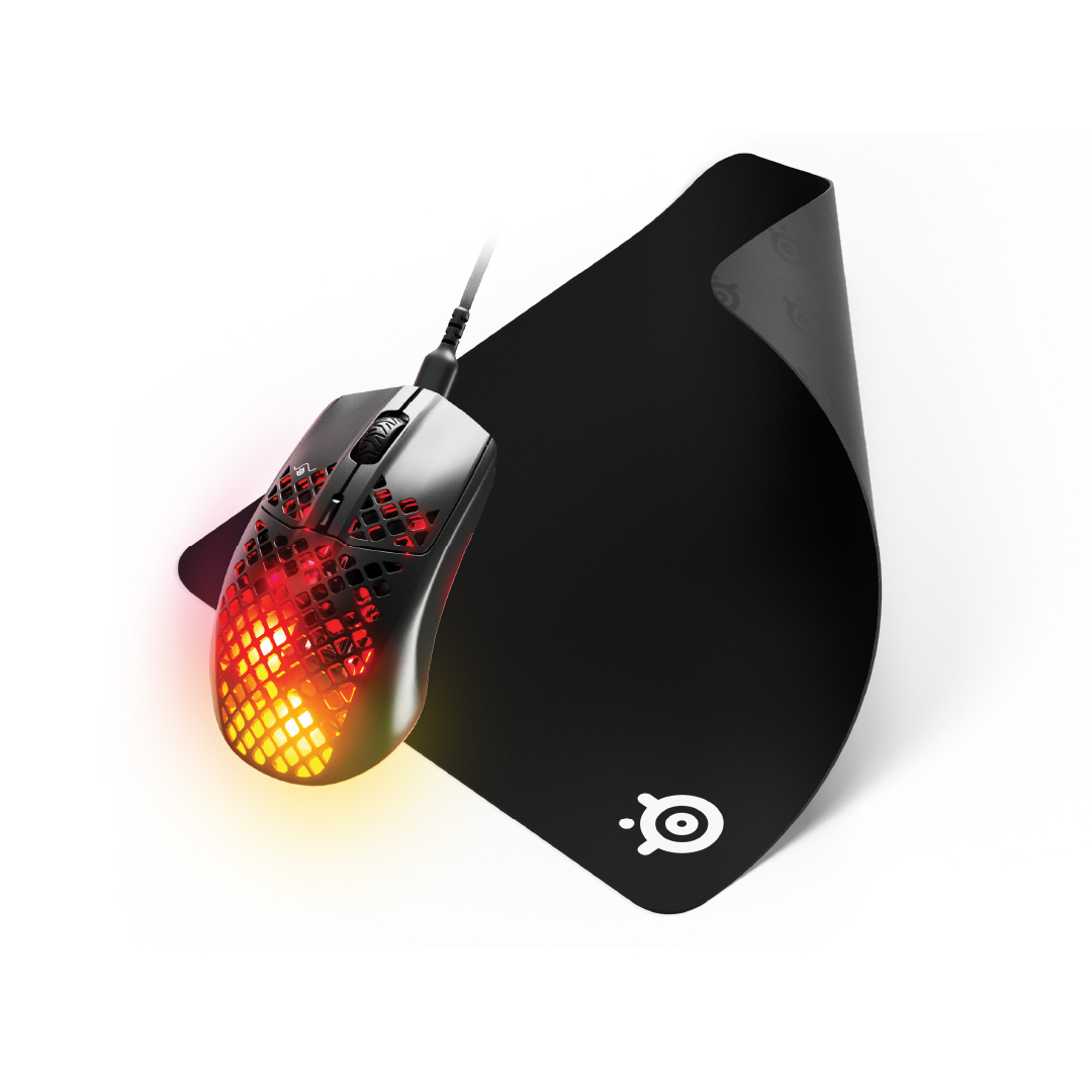 Kırmızı aydınlatmalı siyah petek desenli oyuncu mouse'u, beyaz logo içeren siyah bir mouse pad üzerinde duruyor.