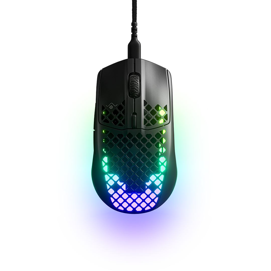 Beyaz arka planda petek desenli ve parlayan RGB aydınlatmalı siyah oyuncu faresi.