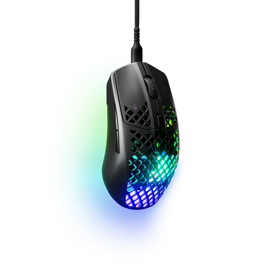 Beyaz arka planda parlayan RGB aydınlatmalı, petek desenli siyah bir oyuncu faresi.