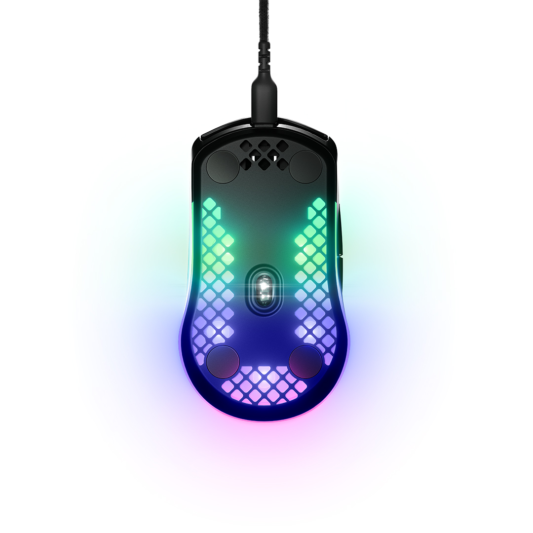 Beyaz arka planda RGB aydınlatmalı ve petek desenli siyah oyuncu faresi.