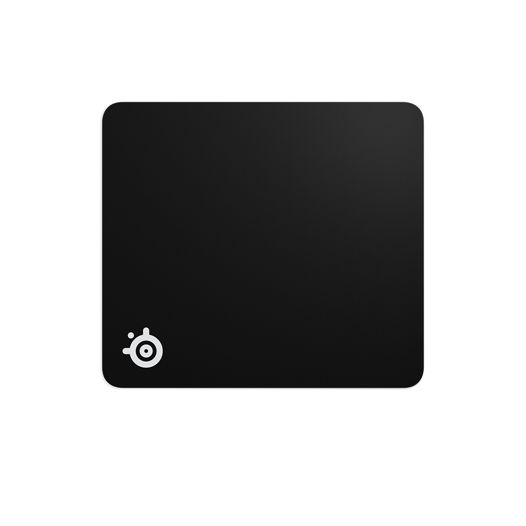 Köşeleri yuvarlatılmış siyah dikdörtgen bir mousepad ve sol alt köşede beyaz SteelSeries logosu.