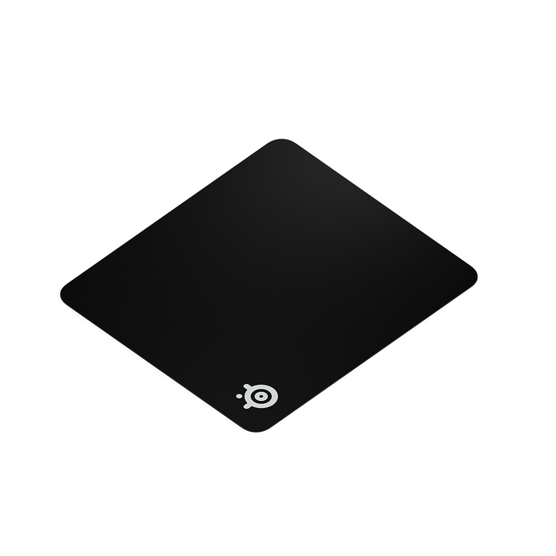 Beyaz arka plan üzerinde köşeleri yuvarlatılmış siyah dikdörtgen mousepad ve sağ alt köşede beyaz bir logo.