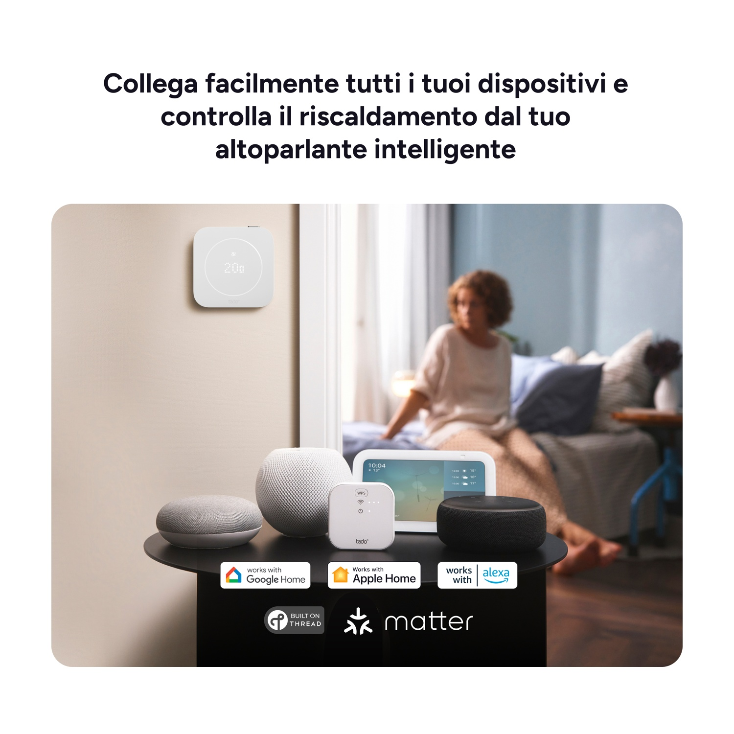 Dispositivi smart home su un tavolo davanti a una parete e una persona sullo sfondo.