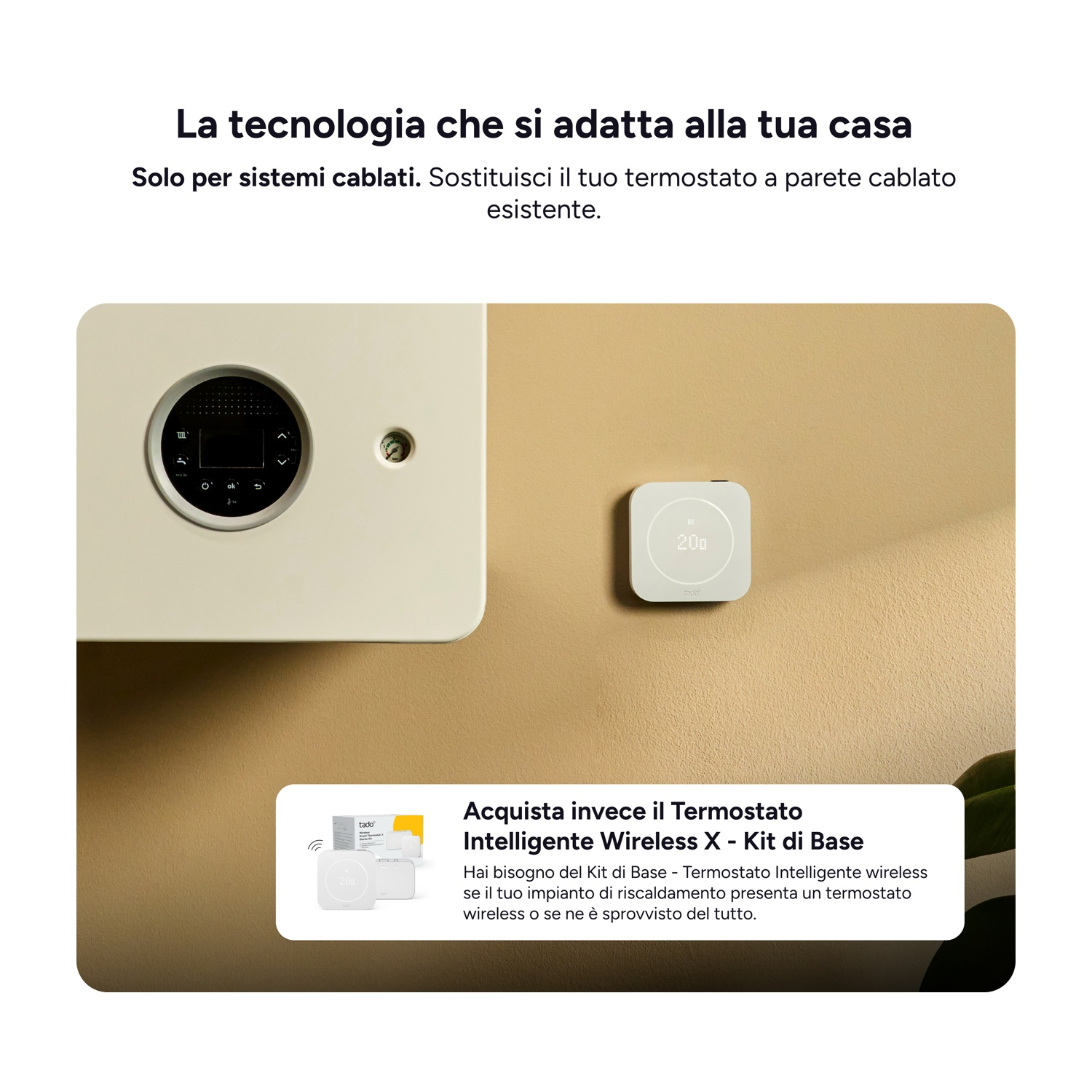 Un termostato intelligente bianco montato su una parete beige accanto a una caldaia con display digitale.