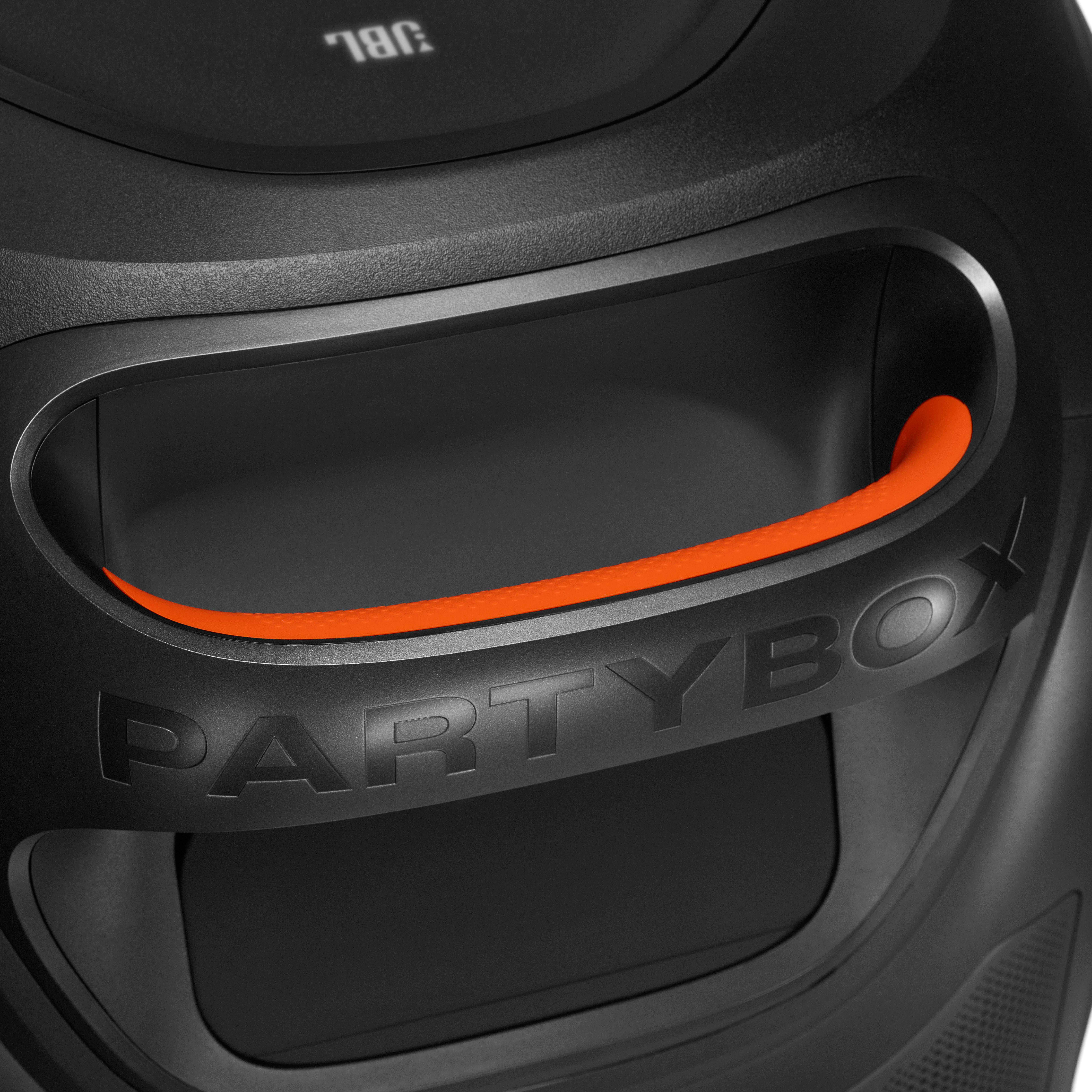 Schwarzer JBL PartyBox Lautsprecher mit einem orangefarbenen Griff und erhabenem Logo.