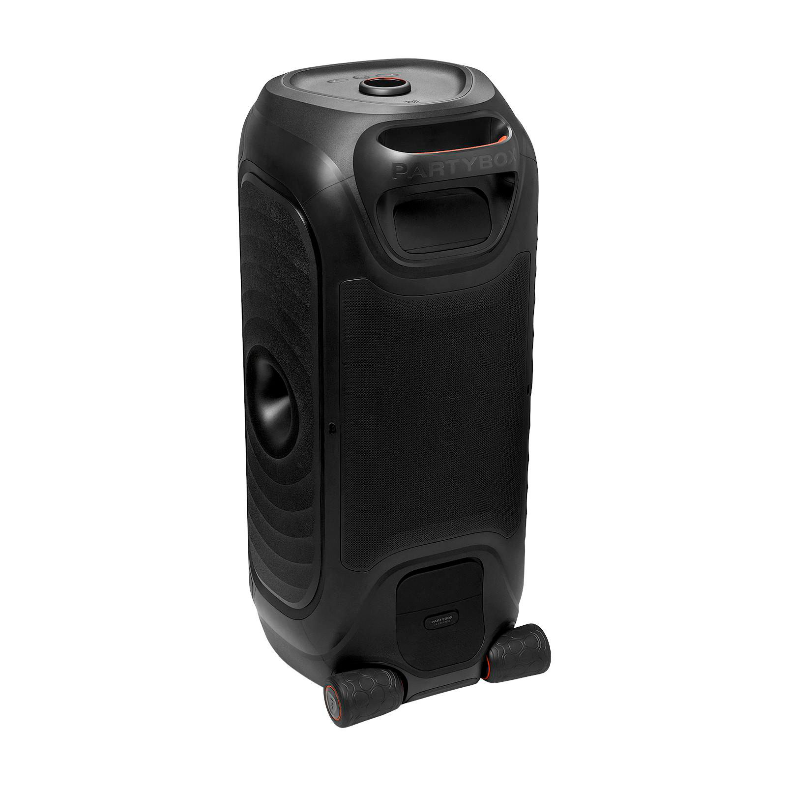 Schwarzer JBL PartyBox Lautsprecher mit integriertem Griff und Rollen auf weißem Hintergrund.