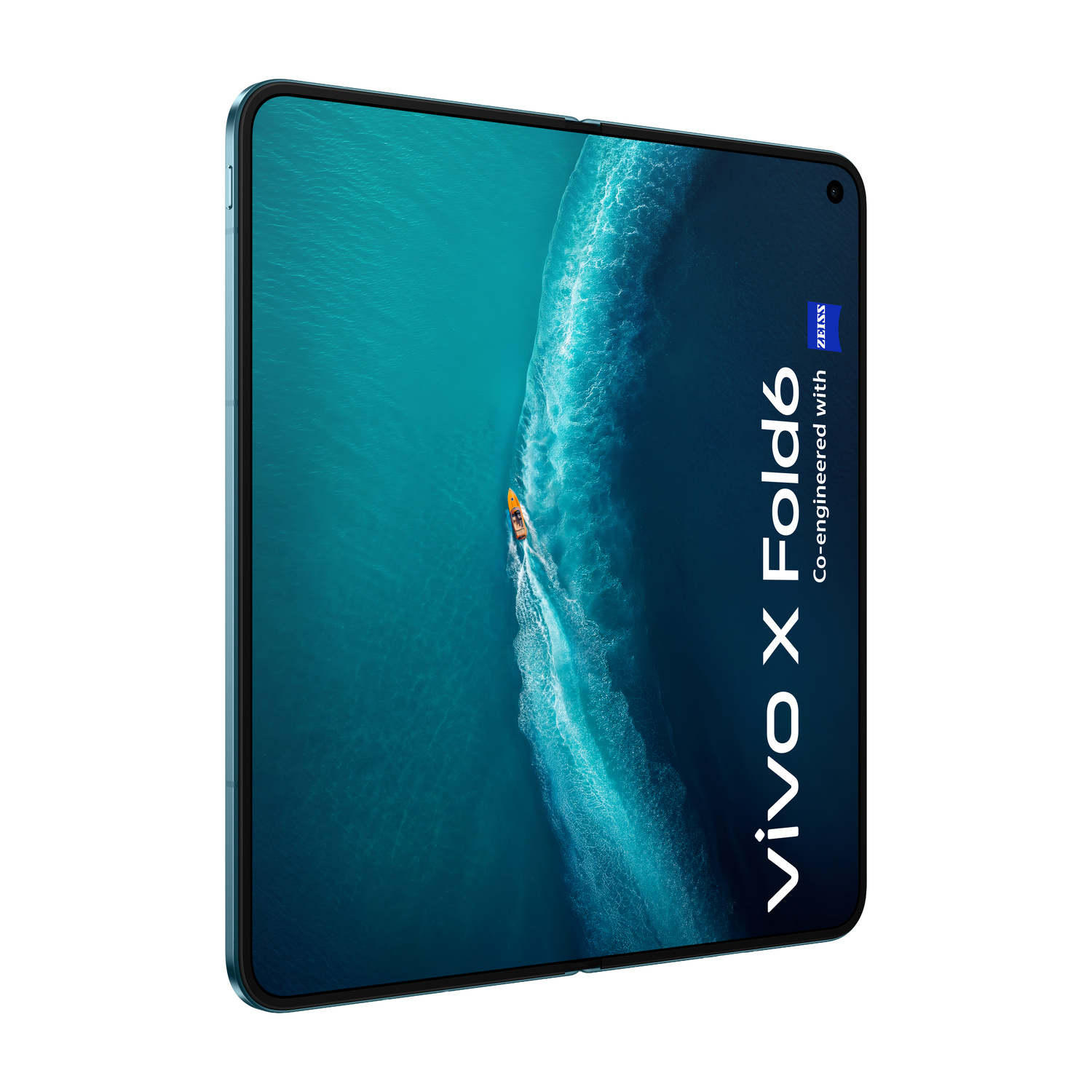 Uno smartphone Vivo X Fold6 mostra un'immagine di mare turchese con una piccola barca sullo schermo.