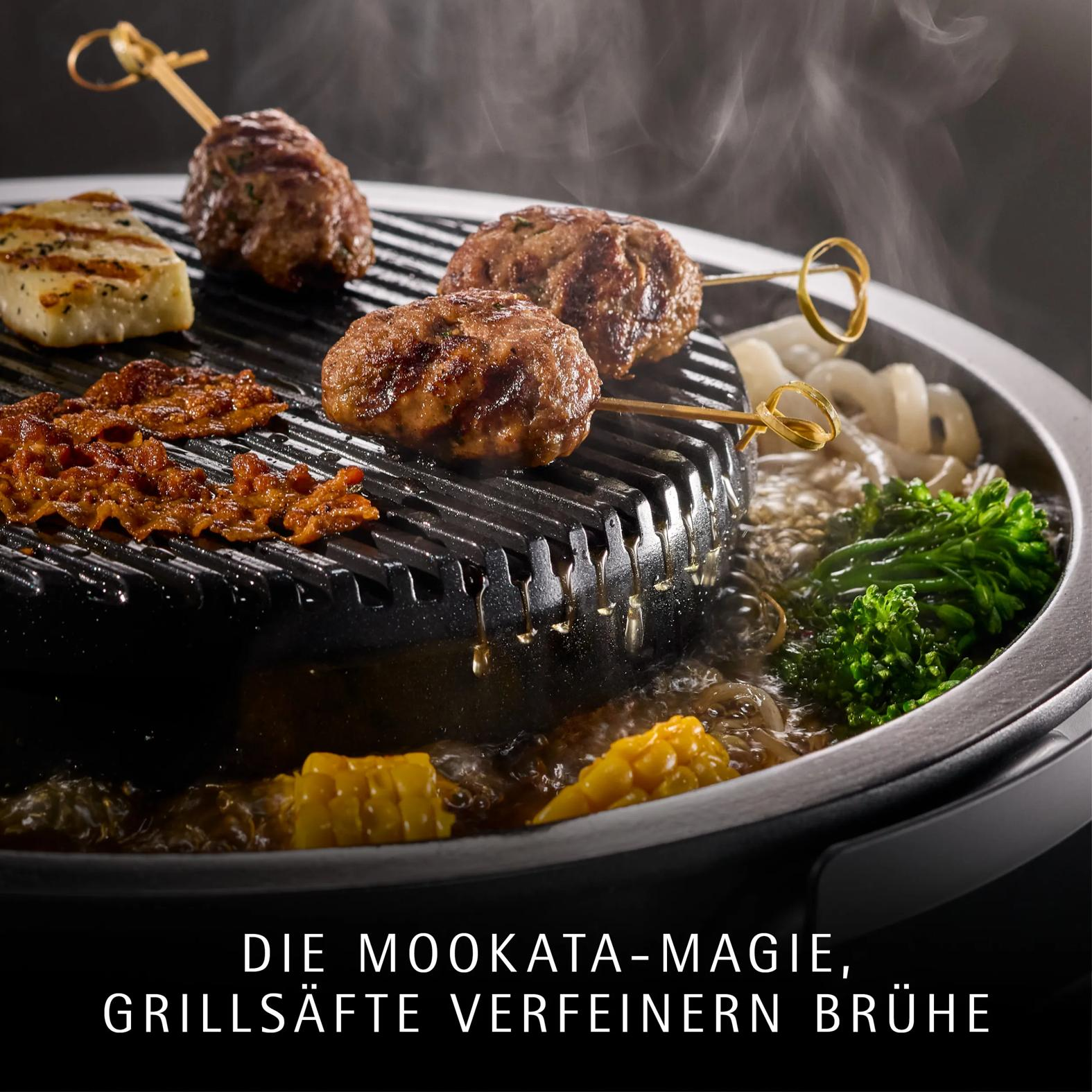 Mookata-Grill mit Fleischspießen, Bacon und Gemüse in kochender Brühe.