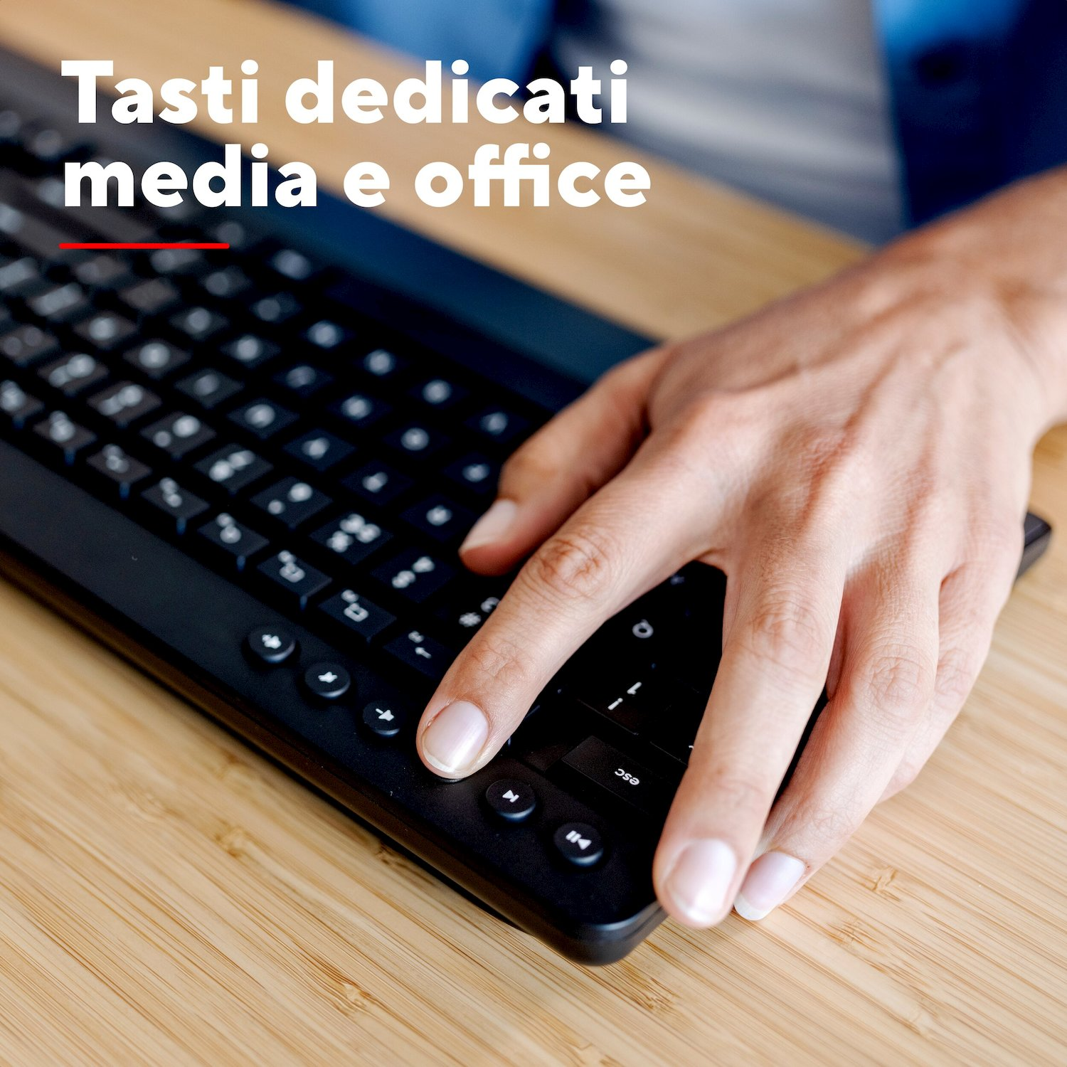 Una persona scrive su una tastiera nera su una scrivania in legno, con testo in sovraimpressione Tasti dedicati media e office.