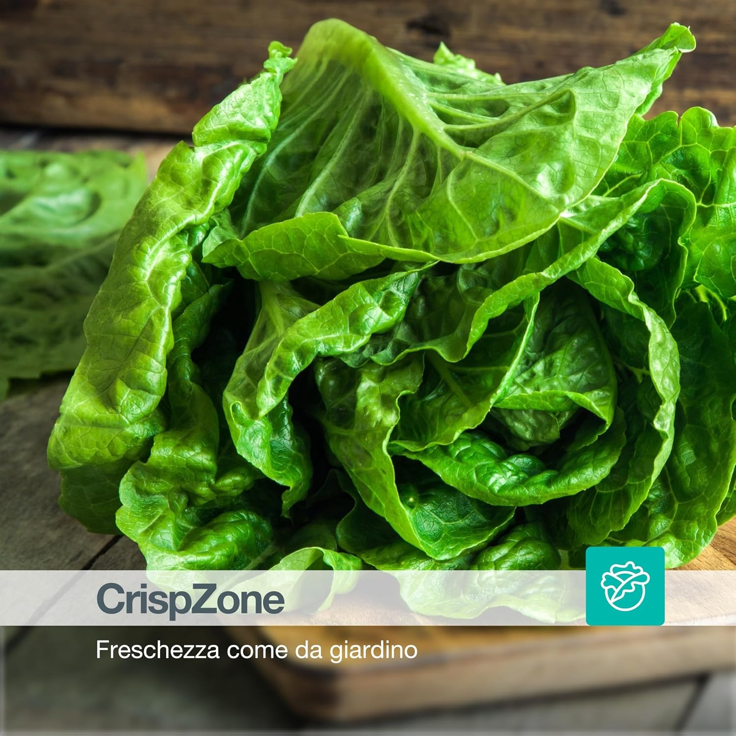 Insalata verde fresca su un asse di legno con sfondo in legno.