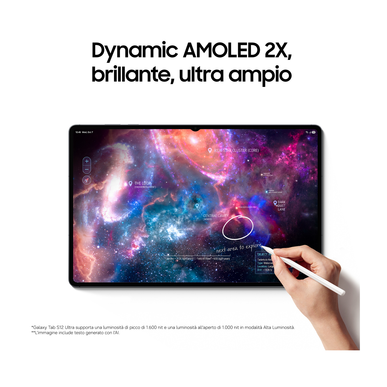 Un tablet mostra una nebulosa spaziale colorata sullo schermo mentre una mano usa un pennino.