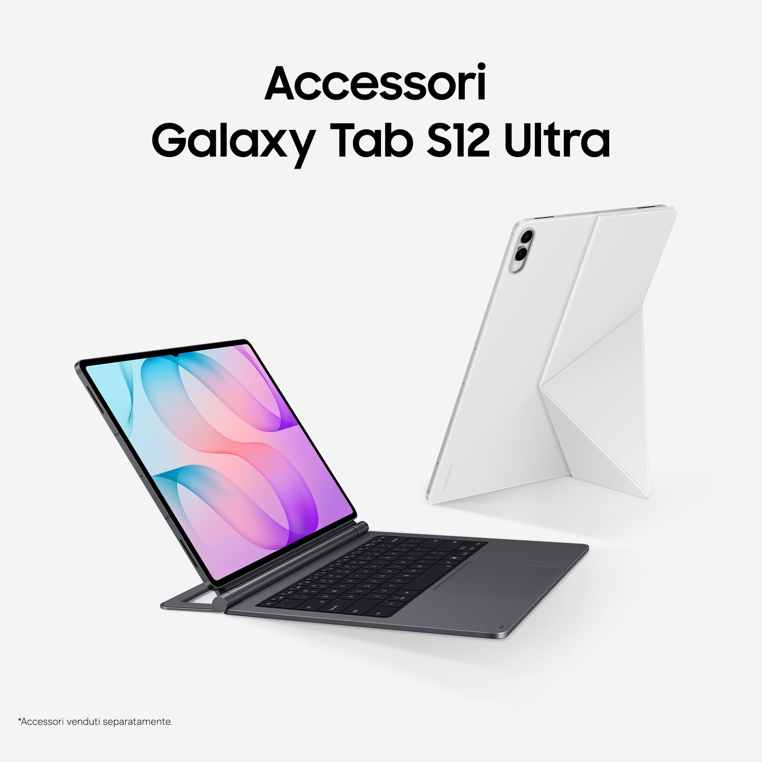 Un tablet con custodia con tastiera e un tablet bianco in piedi sullo sfondo chiaro.