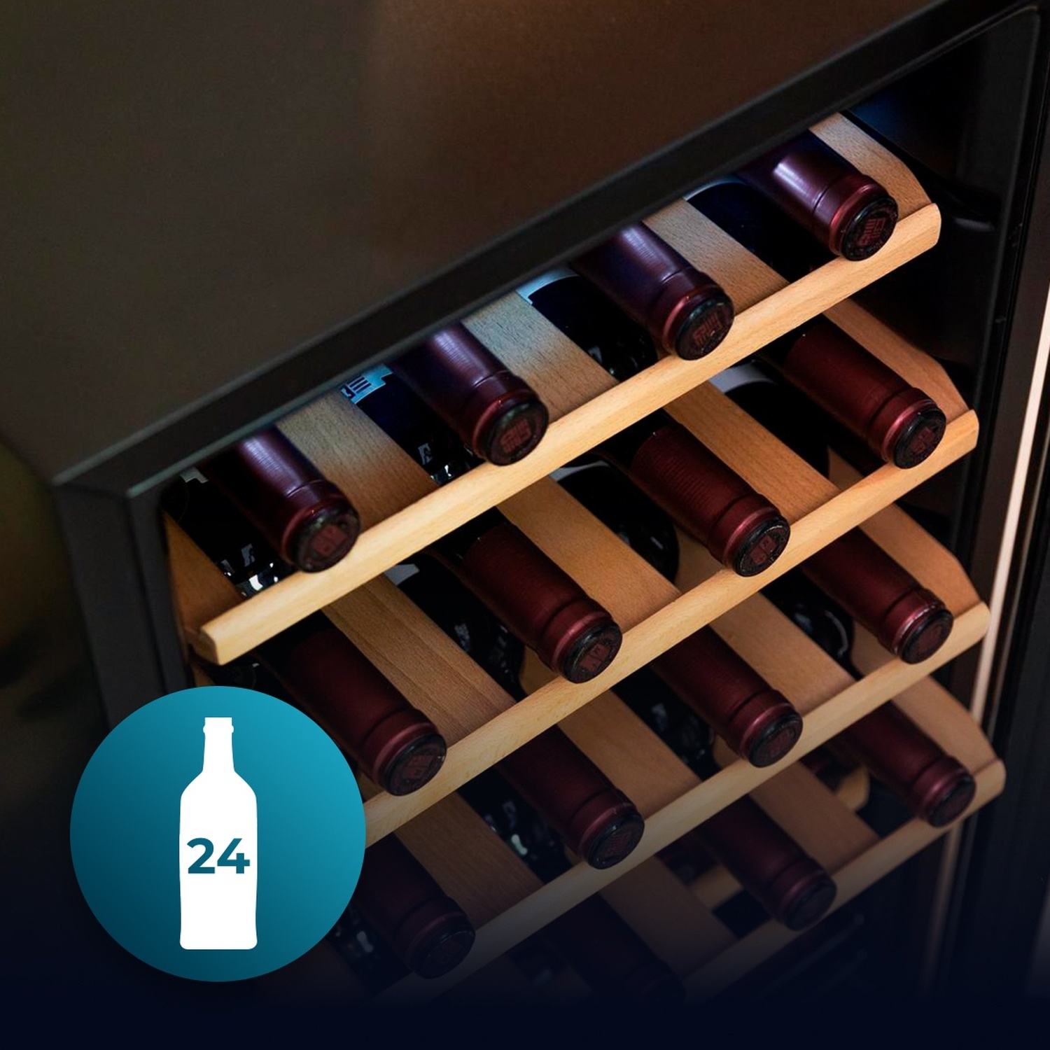 Una cantinetta per vino con ripiani in legno e bottiglie di vino rosso, un'icona circolare blu mostra una bottiglia e il numero 24.