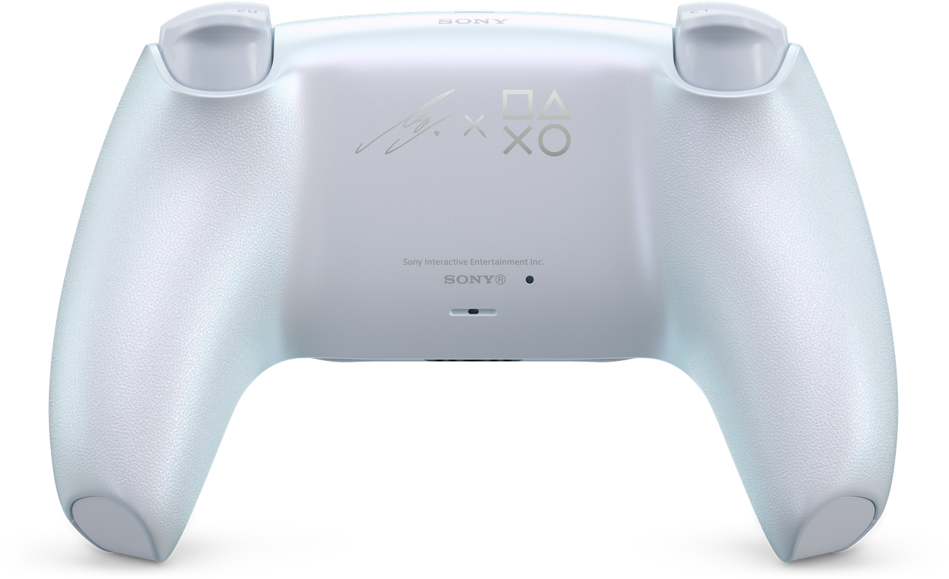 Rückansicht eines weißen PlayStation 5-Controllers mit Sony-Logo und Symbolen auf schwarzem Hintergrund.