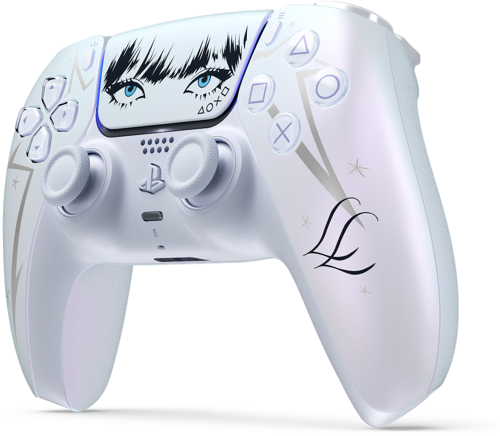 Ein weißer PlayStation-Controller mit Anime-Augenkunst auf dem Touchpad und glänzenden Symbolen vor schwarzem Hintergrund.